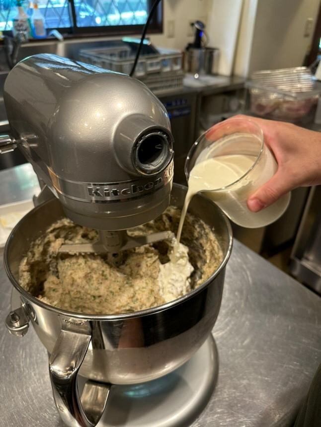 生クリームを加える