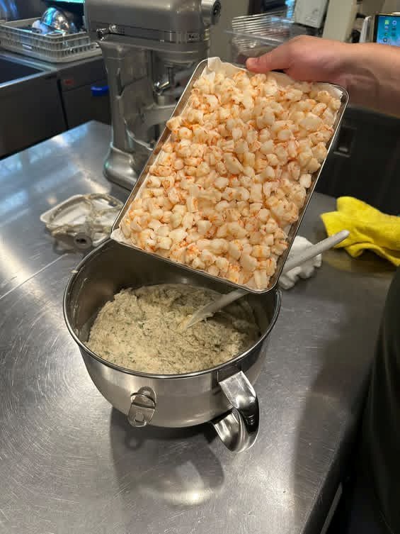 エビを混ぜ合わせる