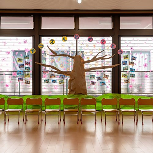 保育園でデコラップ『卒園式のかざりつけ』