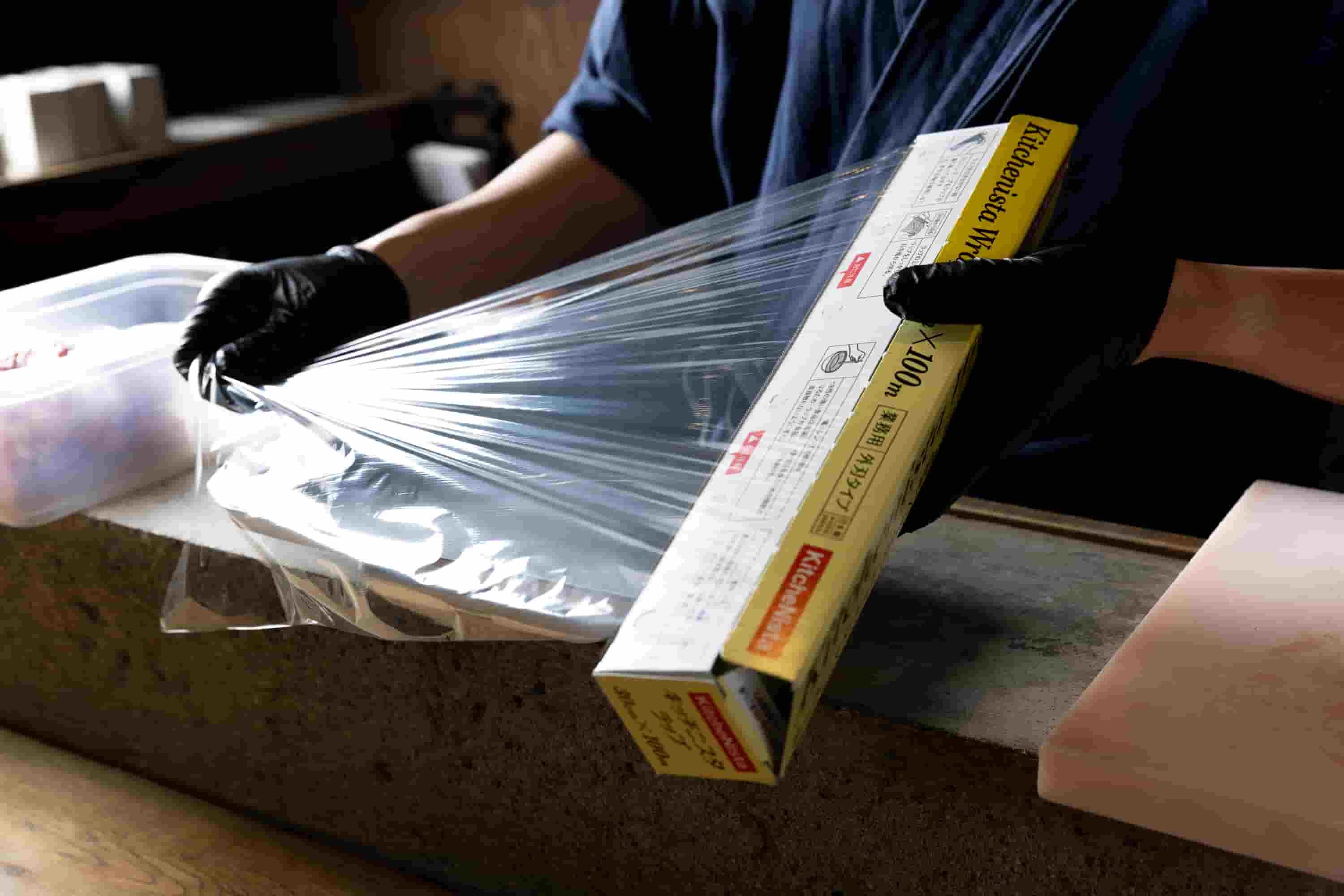 ラップを引き出してカット