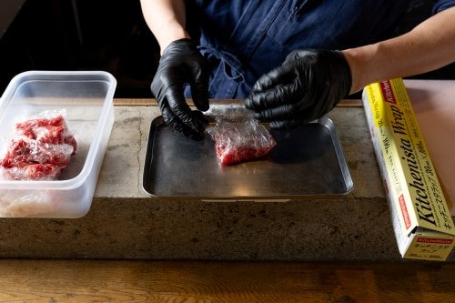 ラップで肉を包む2